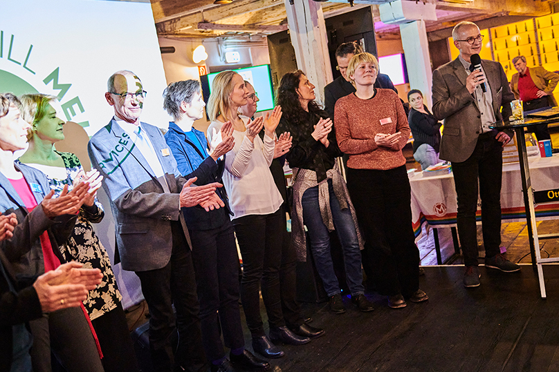 Applaus einmal umgekehrt: Die Mitarbeiterinnen und Mitarbeiter applaudierten ihrem Publikum und bedankten sich so für die jahrelange gute Zusammenarbeit. Foto: Christopher Mavric