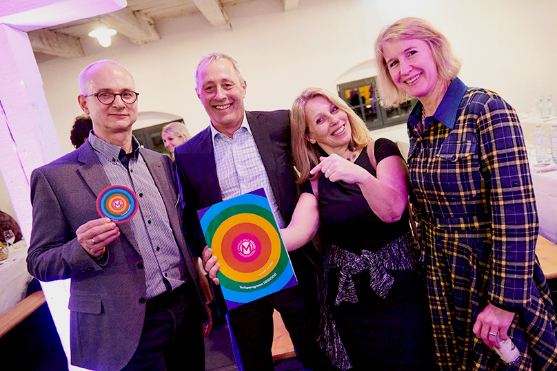 Die neuen MEHR!-Bücher wurden ganz genau unter die Lupe genommen. V.l.n.r. Thomas Rott, Anton Luchner von Sobi, Mag.a Verena Bittner und Mag.a Caroline Culen Österreichische Liga für Kindergesundheit.