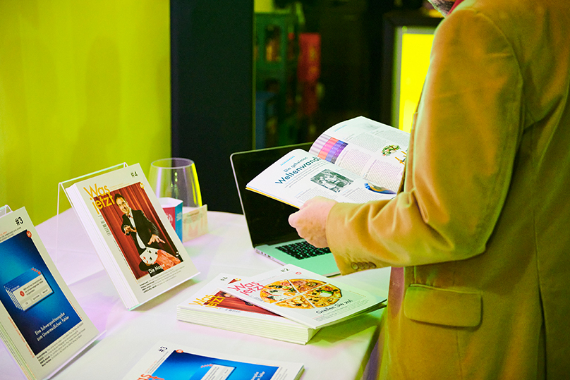 Beim Was jetzt-Stand konnten sich die Besucherinnen und Besucher alle Was jetzt-Ausgaben ansehen.