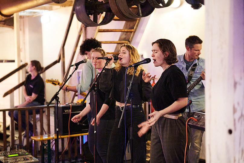 Die Schulband Epiphany vom Billroth Gymnasium sorgte für Stimmung. Foto: Christopher Mavric