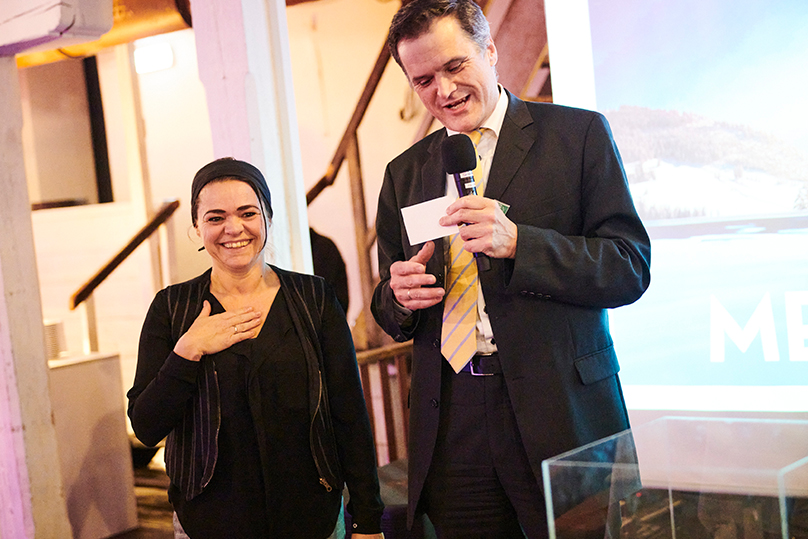 Die glückliche Gewinnerin durfte den Wellness-Gutschein mit nach Hause nehmen. V.l.n.r. Mag. Alexandra Rupprecht, MA, Lehrerin an der HAK/HAS 13, Dr. Lukas Birsak, Geschäftsführer Hölzel Verlag GmbH.