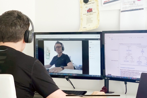 Helmut Bauer, HAK-Lehrer für Rechnungswesen, in seinem Home Office. Foto: privat