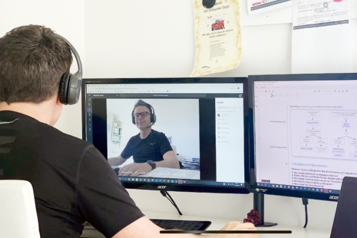 Helmut Bauer, HAK-Lehrer für Rechnungswesen, in seinem Home Office. Foto: privat