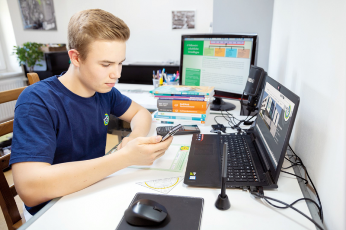 Für Lehrkräfte, aber auch für Schülerinnen und Schüler hat sich der Unterrichtsalltag komplett verändert. Foto: Noah Holzapfel/HTL Ried