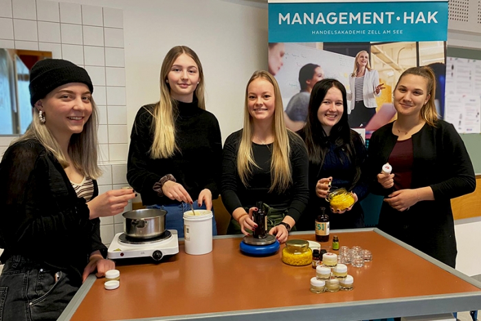 Den Lippenbalsam SCHMUSWACHS haben die Schülerinnen nicht nur erfolgreich vermarktet, sondern auch selbst konzipiert und hergestellt. Foto: BHAK/BHAS Zell am See