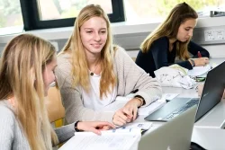 An der be.bruck, der BHAK und BHAS business education in Bruck an der Leitha, sind Laptop und Tablet mittlerweile ganz selbstverständlich Teil des Unterrichts.