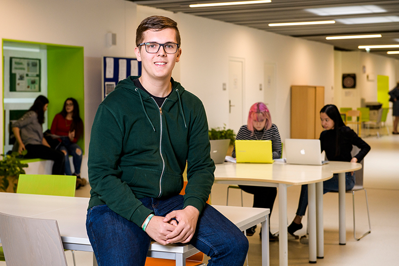 „Ich glaube, dass es ohne digitale Kompetenzen irgendwann nicht mehr gehen wird, weil das überall Grundvoraussetzung ist. In sämtlichen Unternehmen sind Office-Kenntnisse Pflicht. Der Nachteil ist, dass man relativ gläsern wird.“ Thomas Krackhofer, Schüler be.bruck, 5. Klasse HAK Klassik