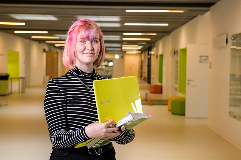„Das Lernen mit dem Laptop ist angenehm, weil wir dann unsere Daten immer bei uns haben und nicht Zettel herumtragen müssen. Wir dürfen uns damit auch auf den Gang setzen und in Gruppen arbeiten. Digitale Medien bringen auch Menschen zusammen, man kann damit leichter mit anderen Ländern kommunizieren.“Helene Wimmer, Schülerin be.bruck, Klasse 3 CK HAK KOMMIT