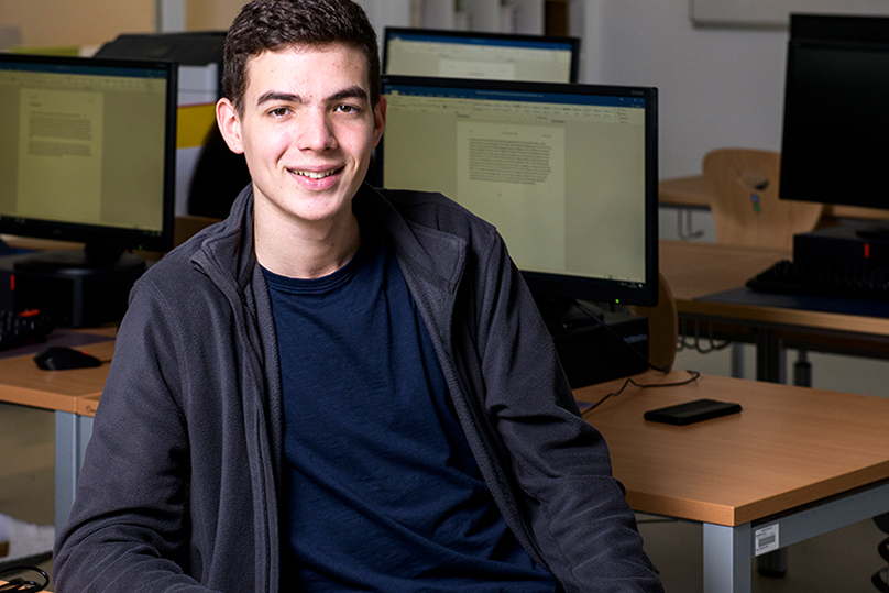 „Ich finde die Arbeit mit Laptop und Tablets praktisch. Wir können selber recherchieren und aus den besten Quellen rausholen, was einen interessiert, und haben Raum, uns frei zu äußern.“ Lukas Petrek, Schüler be.bruck, Klasse 5 AK HAK KOMMIT