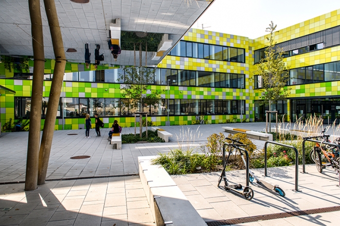 An der HAK in Bruck an der Leitha in Niederösterreich hat sich die Erkenntnis durchgesetzt: Technik allein ist kein Garant, dass vernetztes Lernen gelingt. Auch das Umfeld und das Schulgebäude müssen sich wandeln.