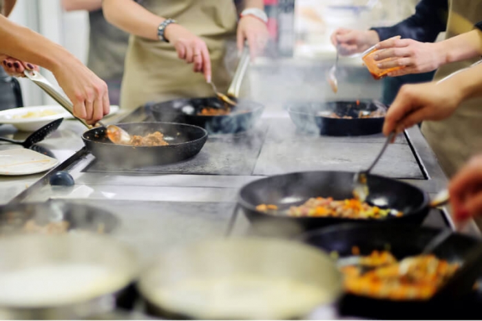 Food Waste: In Workshops an Schulen lernen Jugendliche den verantwortungsvollen Umgang mit Lebensmitteln. 