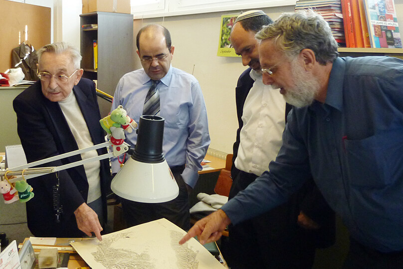 MEHR_wasjetzt_ Moshe Brawer bei der Arbeit im Hölzel Verlag @E. Knabl, Pottendorf