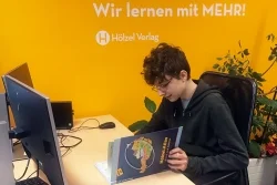 Hoelzel | Bildungsmagazin Was jetzt | Berufspraktische Tage Mateo Josic | © Thomas Rott/Hölzel Verlag