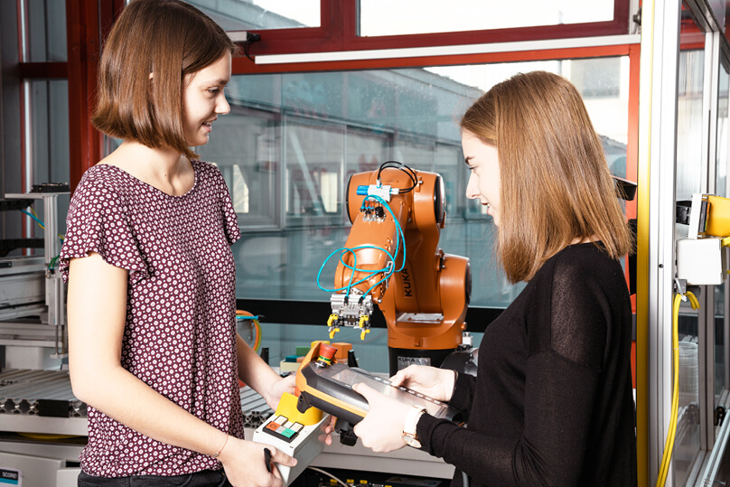 Hoelzel | Bildungsmagazin Was jetzt | Schüler/innen des TGM | © Robert Wimberger, Pixelpartners