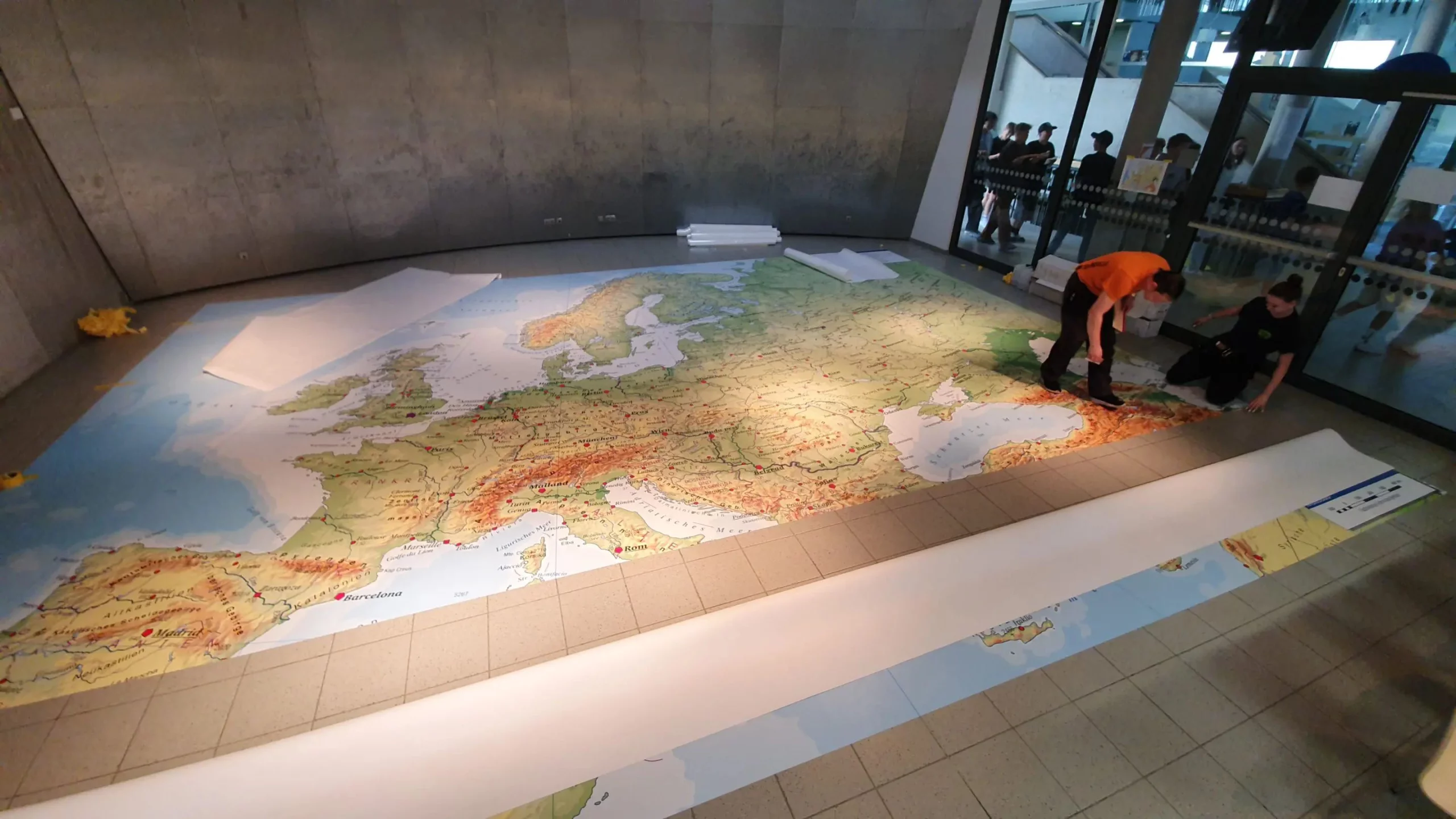 Die begehbare Europakarte von Hölzel | Aula des BG Wels