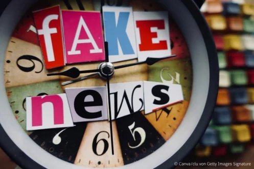 Zeitungsschnipsel mit Wort Fake News